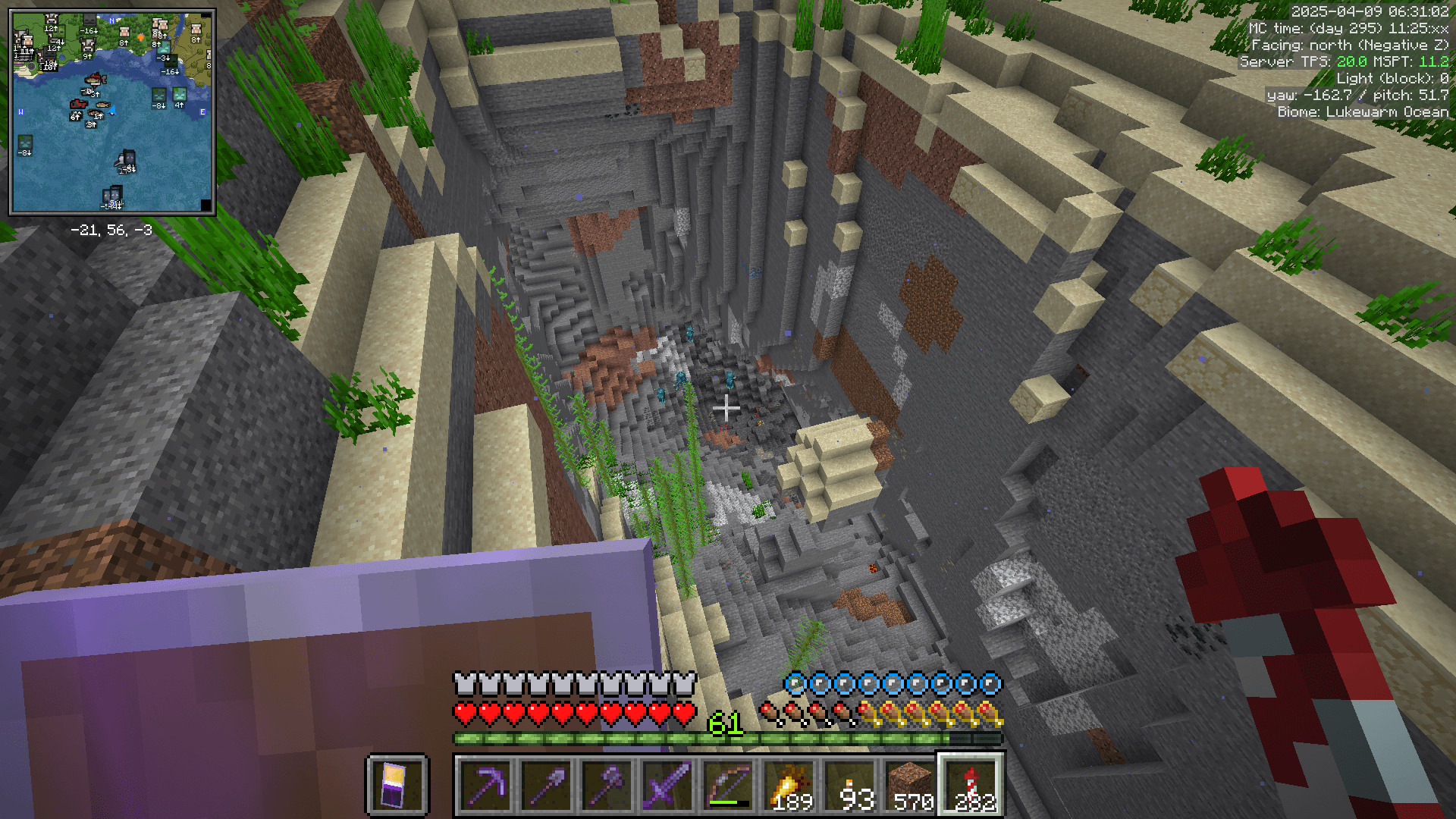 This trench is just a few blocks away. Free glow ink, I guess? A deep underwater cave opening with exposed deepslate. Some glow squids can be seen towards the bottom.