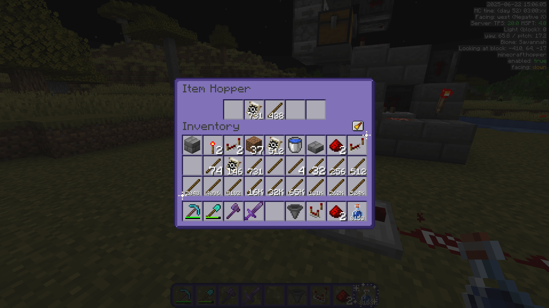 A hopper containing 731 flower banner patterns and 438 sticks. The comparator outputs a signal of 2.