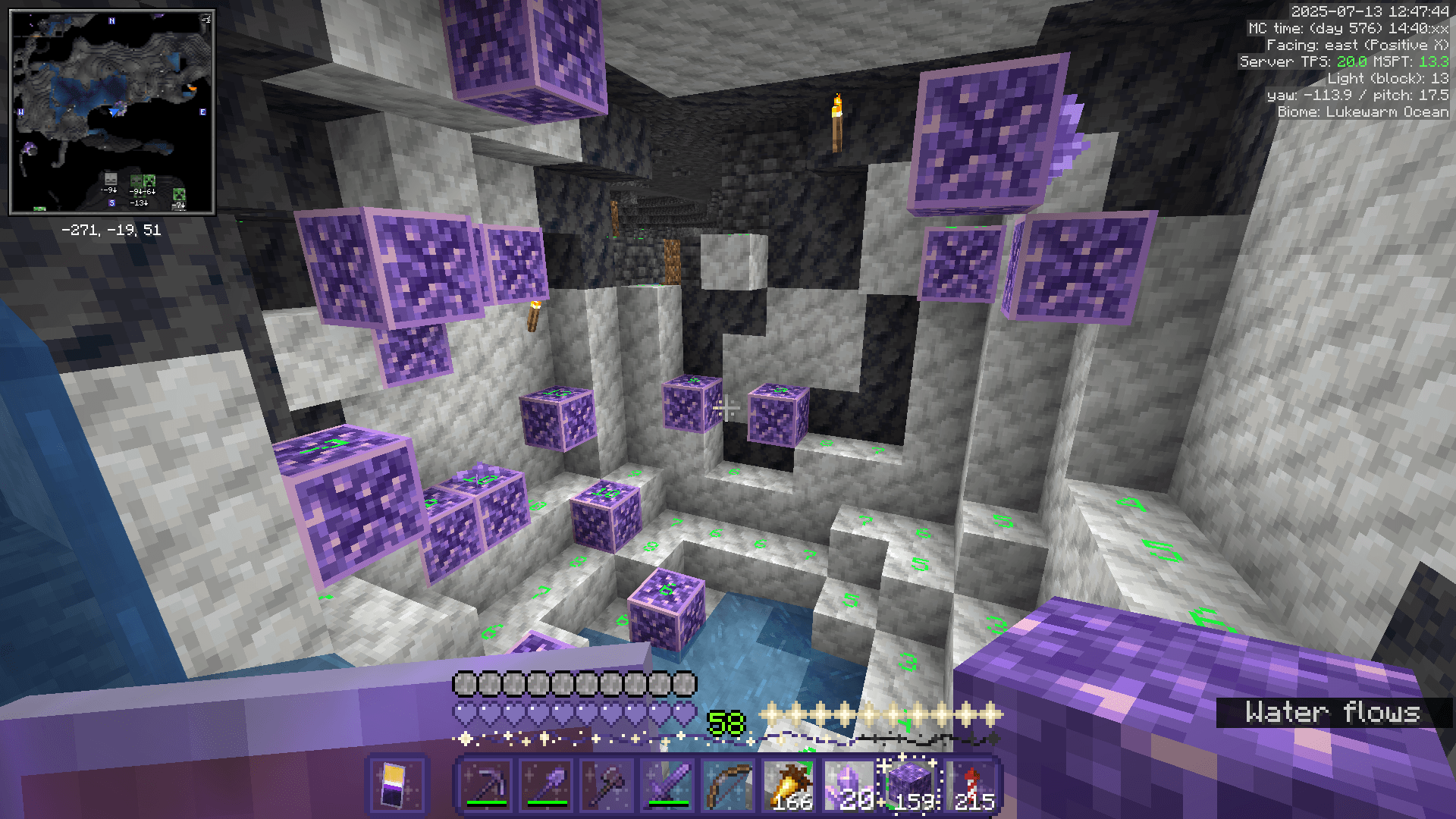 The same geode with all the non-budding amethyst blocks removed. The player's inventory contains 159 amethyst blocks.